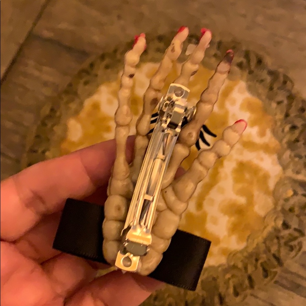 Halloween skeleton hand w spider 🕷 hair clip DOD - Picture 6 of 13